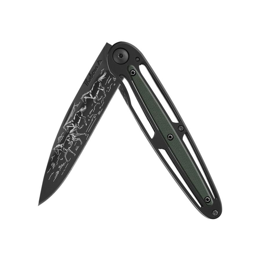 Couteau acier finition titane noir plaquette centrale résine g10 kaki motif «chevaux sauvages»