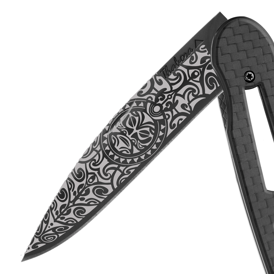 Couteau acier finition titane noir plaquette ajourée carbone motif «tiki»