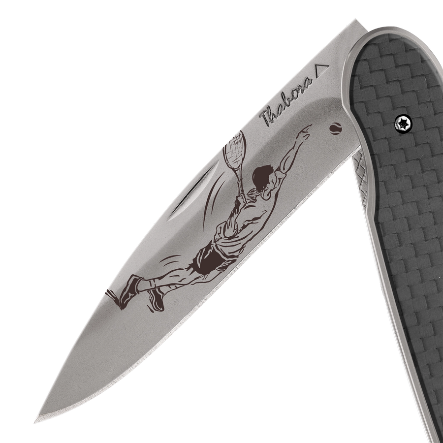 Couteau acier finition titane gris plaquette pleine carbone motif «tennisman»