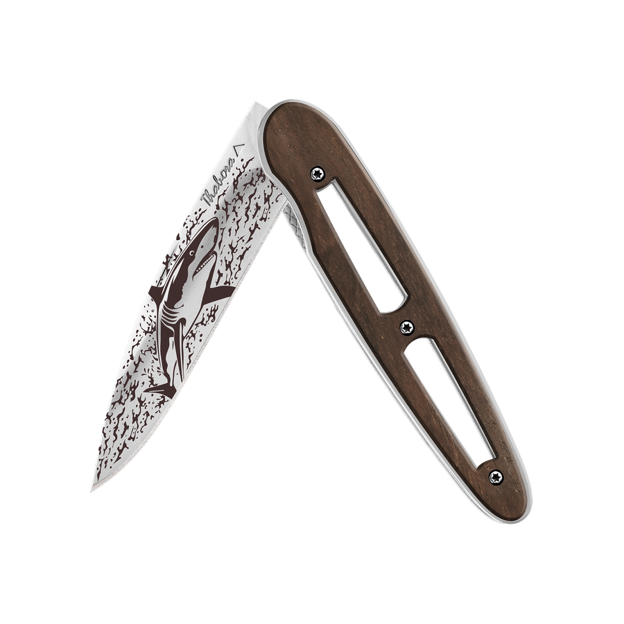Couteau acier finition brillante plaquette ajourée bois foncé motif «requin»