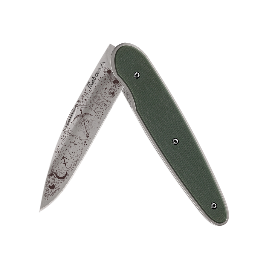 Couteau acier finition titane gris plaquette pleine résine g10 kaki motif «zodiaque sagittaire»