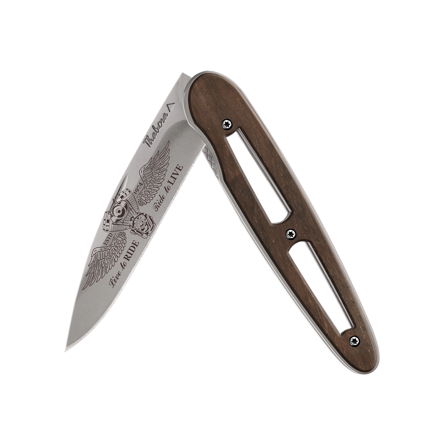 Couteau acier finition titane gris plaquette ajourée bois foncé motif «biker ailes»