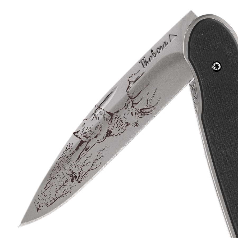 Couteau acier finition titane gris plaquette pleine résine g10 noir motif «cerf»