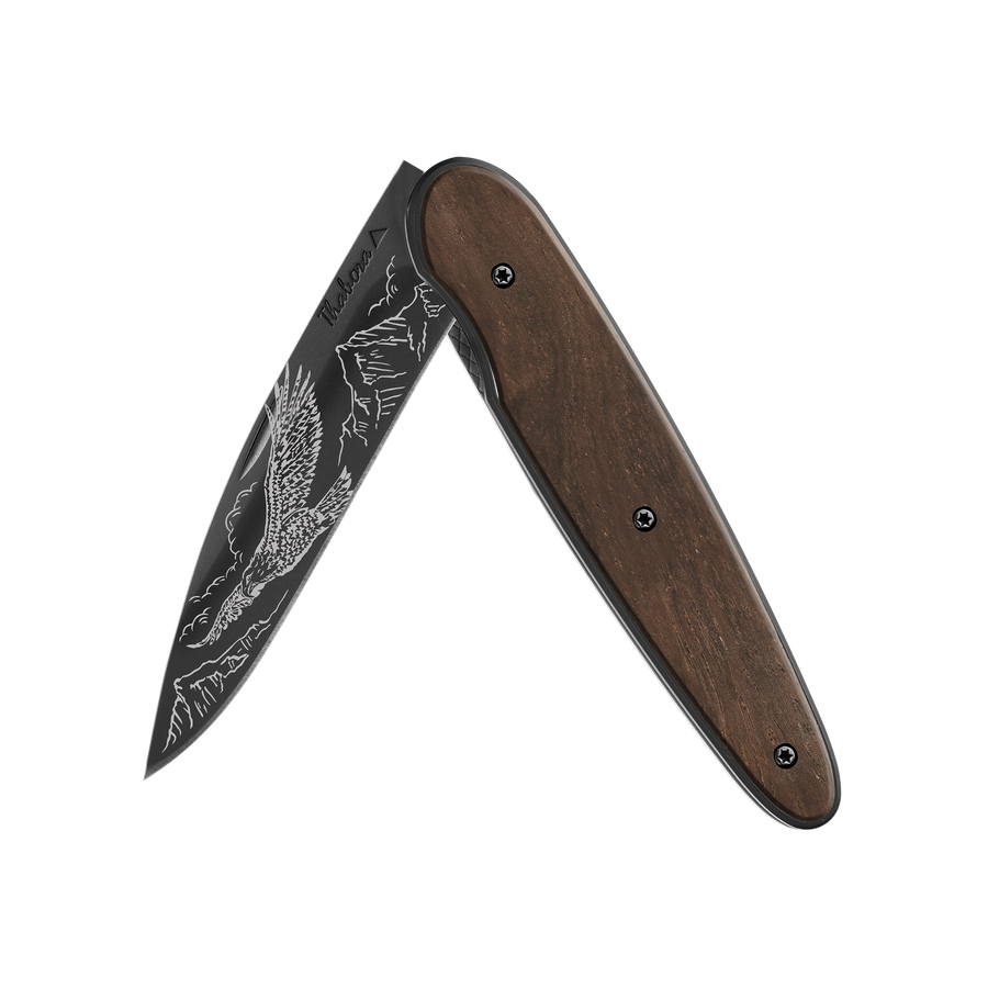 Couteau acier finition titane noir plaquette pleine bois foncé motif «aigle»