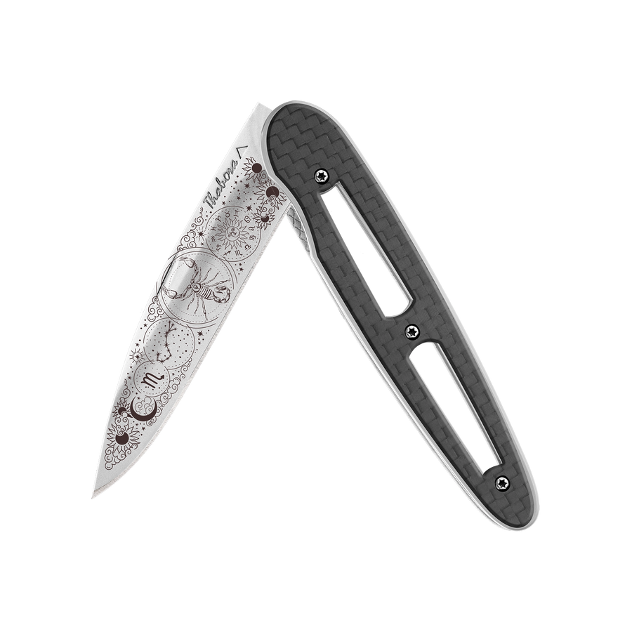 Couteau acier finition brillante plaquette ajourée carbone motif «zodiaque scorpion»