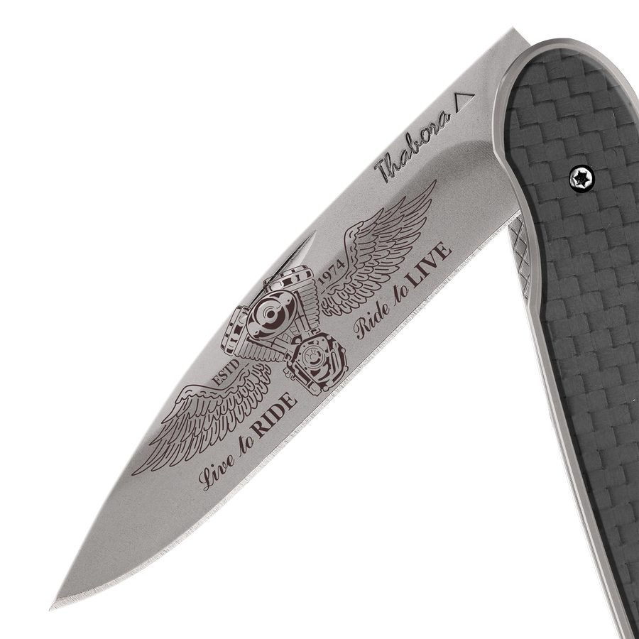 Couteau acier finition titane gris plaquette pleine carbone motif «biker ailes»
