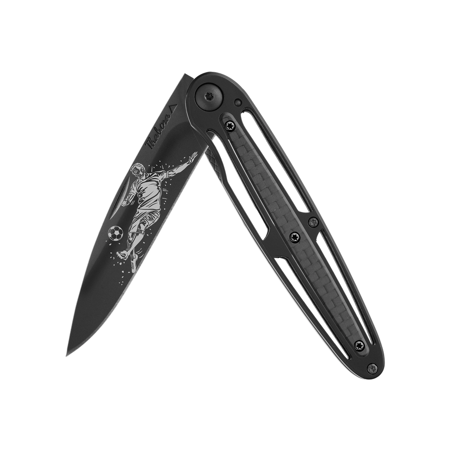 Couteau acier finition titane noir plaquette centrale carbone motif «footballeur»
